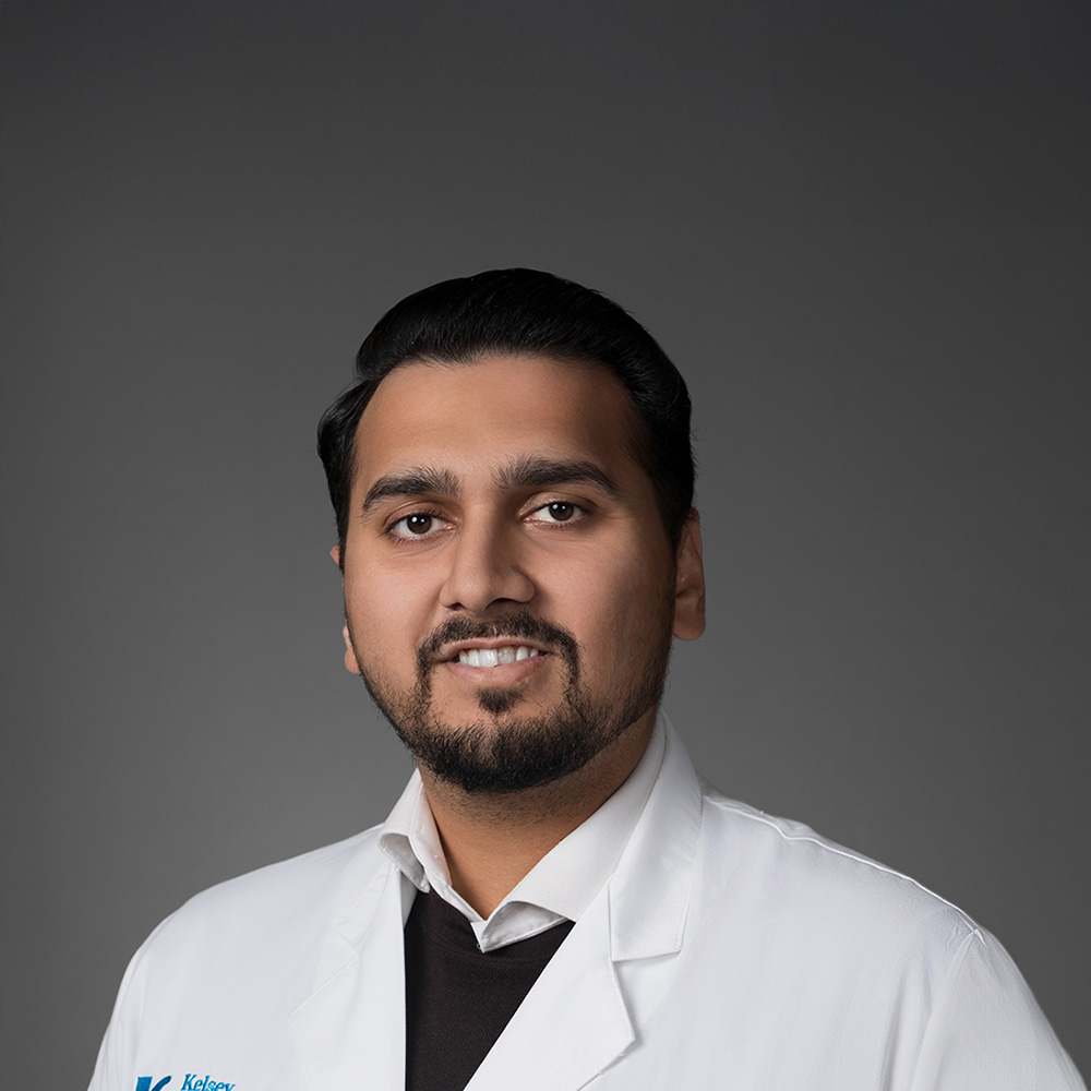 Hamza Naveed, MD practices Internal Medicine in Houston