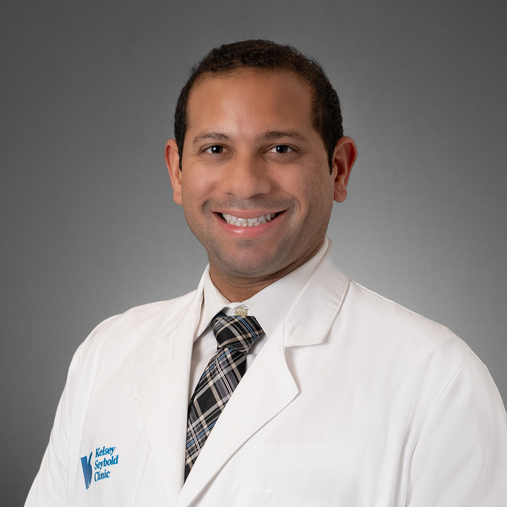 Walter Alomar-Jimenez, MD practices Sports Medicine in Houston