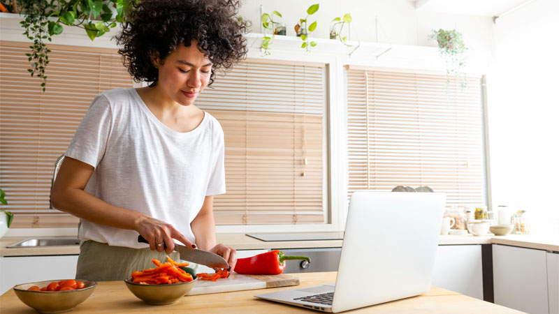 Los 10 peores alimentos para quienes tienen el colesterol alto (y qué comer en su lugar)